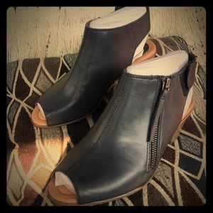 EARTH KRISTY ADMIRAL BLUE LEATHER BOOTIES